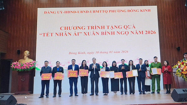 TẶNG QUÀ TẾT CHO CÁC HỘ NGHÈO, CẬN NGHÈO, HOÀN CẢNH KHÓ KHĂN TRÊN ĐỊA BÀN PHƯỜNG ĐÔNG KINH NHÂN DỊP TẾT NGUYÊN ĐÁN BÍNH NGỌ 2026